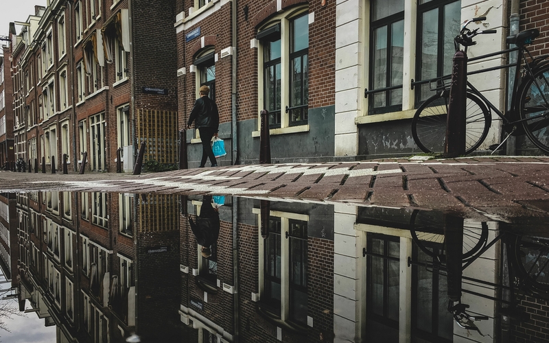 Straatbeeld gespiegeld in water